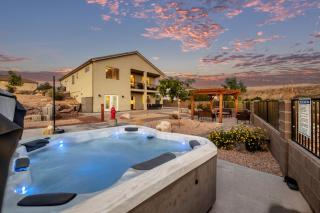 Spacious Home with Hot Tub & Splash Pad Near Zions - La Verkin - 0
