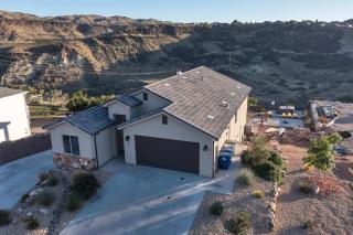 Spacious Home with Hot Tub & Splash Pad Near Zions - La Verkin - 8