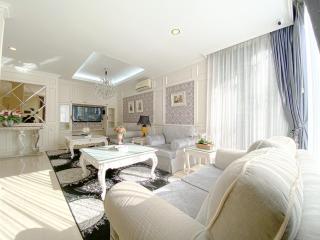 Kirei Villa - Villa Mewah Dago - Bandung - 0