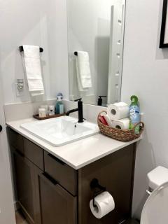 Luxurious 2BR 2BA Modern Getaway - 6