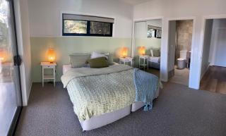 Jindabyne House 2, Modern 3 bedroom home, lake & mountain views with fireplace - Jindabyne - 7