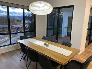 Jindabyne House 2, Modern 3 bedroom home, lake & mountain views with fireplace - Jindabyne - 6