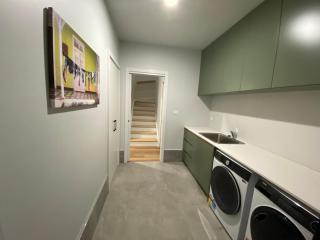 Jindabyne House 2, Modern 3 bedroom home, lake & mountain views with fireplace - Jindabyne - 5