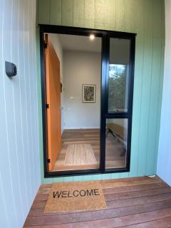 Jindabyne House 2, Modern 3 bedroom home, lake & mountain views with fireplace - Jindabyne - 4