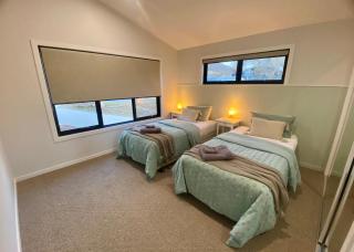 Jindabyne House 2, Modern 3 bedroom home, lake & mountain views with fireplace - Jindabyne - 2