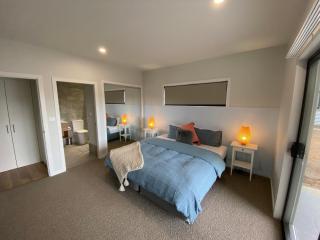 Jindabyne House 2, Modern 3 bedroom home, lake & mountain views with fireplace - Jindabyne - 1
