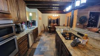 Bear Necessities, Luxury 5bd MTN VIEWS, hot tub, many bear sightings - Gatlinburg - 7