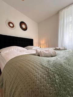 AMAO Amber - 120 m2 Group Apartment - 10 Guests - King-Size Beds - 2 Bathrooms - Free Parking - 1