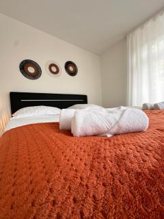 AMAO-Amber I 120qm I Exklusives Gruppen-Apartment I 3 King-Size Betten, 2 Bäder & Gratis Parkplatz - Rheinhausen - 2