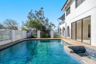 Beachfront Beach Break 1 - Byron Bay Holiday Apartment with Pool, 3 Bedrooms, Beach Access & Parking - 4