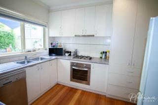 Magnolia By Lake - Wendouree - 4