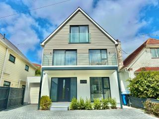 Sea Breeze - Luxury Four Bedroom Home With Garden - Poole - Walking Distance to Seafront - 0