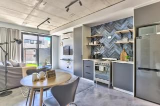 Secure, Central, Worker Bee's luxury pad with pool - Kaapstad - 9