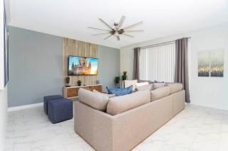 Resort-Style Private Pool & Spa Modern 2920 - 1