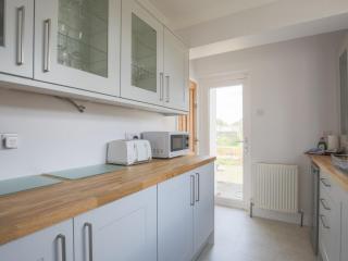 Charming Family Home in Windsor - Parking & Garden Pass The Keys - Windsor - 3
