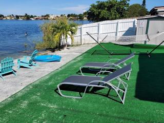 Lakeside Retreat with Private Yard & Kayak - 2