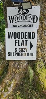 Small Cozy Shepherd hut 20 by 7 feet with boxed in high double bed - Balmacara - 4