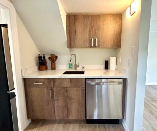 Chic, Cozy & New Prime location with AC, Street Parking #4 - Renton - 9