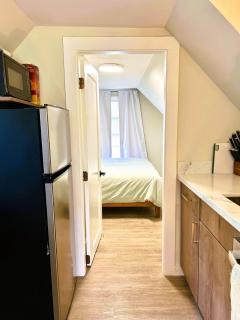 Chic, Cozy & New Prime location with AC, Street Parking #4 - Renton - 4
