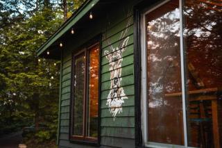 Grinmore Lakehouse with Panoramic View & Hot Tub - 9