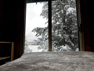 Grinmore Lakehouse with Panoramic View & Hot Tub - 2