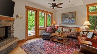 Ski in Ski out 4 Bedroom Spruce Peak Lodge Luxury Mountain Cabin By Stowe Mountain Rentals - Stowe - 3