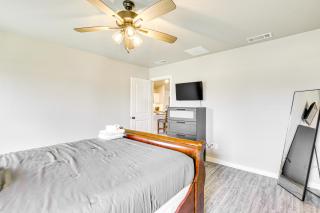 Urbana Cabana Modern Home 8 Mi to Texas Tech! - 2