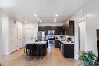 Lux 2Bdr 2Ba - Pool, HotTub, FreePrkg, KingBed NEW - 9