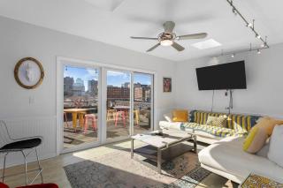 3 Bedroom Penthouse Downtown Close to Everything - 4