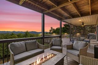 Extensive Views~Games~Hot Tub~Fire Pit~BBQ~Updated - Mashburn Mill - 0