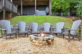 Extensive Views~Games~Hot Tub~Fire Pit~BBQ~Updated - Mashburn Mill - 7
