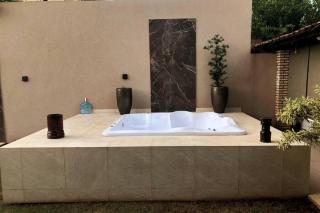 Casa em região nobre com área Gourmet e Jacuzzi - 1