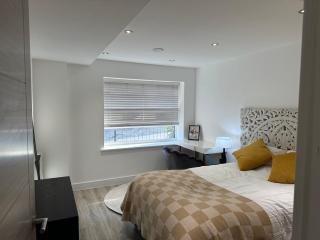 Luton Airport Area Apartment - 9