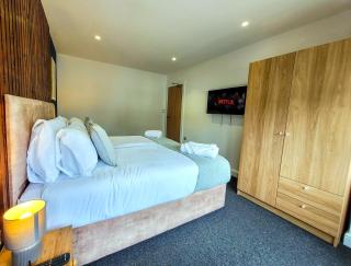 4 bed 2 bath Spacious House with 2 Driveway parking in Ilford London - 4