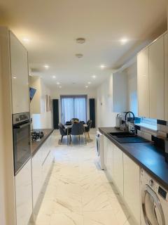4 bed 2 bath Spacious House with 2 Driveway parking in Ilford London - 3