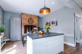 NEW! 3-Bed Spacious Home in Manchester by 53 Degrees Property, Ideal for Groups, FREE Parking! - 1
