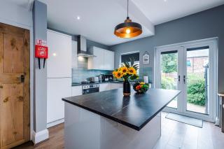 NEW! 3-Bed Spacious Home in Manchester by 53 Degrees Property, Ideal for Groups, FREE Parking! - 2