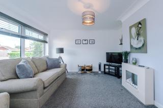 NEW! 3-Bed Stunning Bungalow in Wrexham by 53 Degrees Property, Ideal for Groups, FREE Parking! - Wrexham - 9