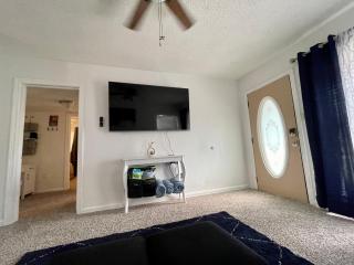 Pet Friendly, 5 Minutes to Town, 20 Miles to the Beach - 5