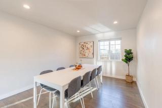 Luxurious 5 Bedroom Home with AC and EV Plug - Seattle - 5