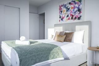 Luxury living on top floors 3 Bedroom Mel CBD Pool - 3