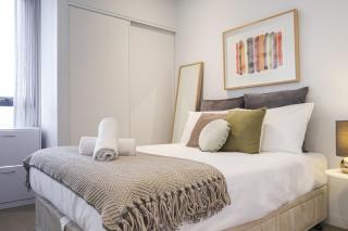 Luxury living on top floors 3 Bedroom Mel CBD Pool - 1