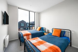 Wanaka Modern Townhouse with Outdoor Fireplace Sleeps 8 - 2
