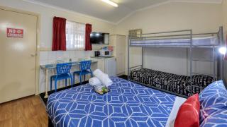 Silver Wattle Cabins - Mount Morgan - 6