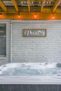 Hot tub retreat with tree deck near Six Flags - 1