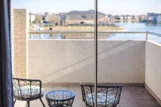 StayAU Magnificent Lakefront Villa Stunning Views - 4