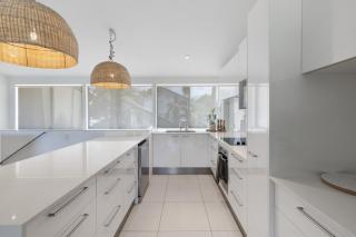 Riverfront Luxury, Poolside, Near Hastings - Noosa Heads - 3
