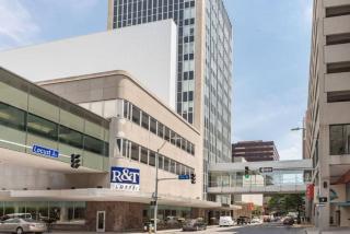 Modern Industrial Apartment With Skywalk - Des Moines - 3