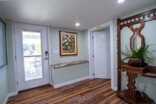 Beautiful Basement Level W Private Back Patio - Camas - 5