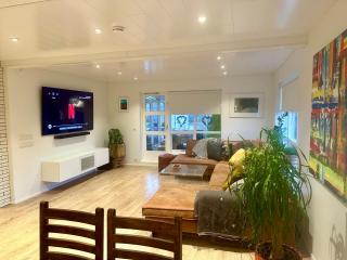Luxurious House with hot & cold tub - Reikiavik - 8